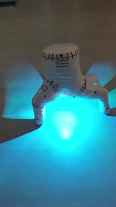 Đạo cụ cầm tay bằng nhựa có động cơ với hiệu ứng phát sáng chuyển động kích hoạt âm thanh đáng sợ cho bữa tiệc Halloween trò đùa và kiểu dáng