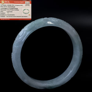 กำไลหยกพม่าแท้ สีเขียวเข้มสวย (Green Jadeite)แกะสลักรูปเห็ดหลินจือ  ขนาด  57 -58 มิล หยกแท้จากประเทศพม่า พร้อมใบเซอร์จากสถาบันBGL.