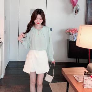 Ammin 2024 Mùa Xuân/Mùa Hè Rỗng Thời Trang Cổ Điển Đính Cườm Khóa đĩa cổ tròn Thiết Kế Đơn Giản màu trơn tay áo dài áo voan Phụ Nữ Ngọt Ngào tay áo phồng Cổ Điển Áo Blouse thanh lịch