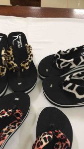 Dép đế xuồng sọc trắng đen nữ quai nhung kẹp ngón nhiều màu. Hàng VN đặt xuỏng. Đế cao 7 cm