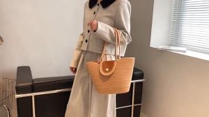 DecoRaya Beg Wanita Custom Nama Woven Straw Tote Bag Untuk Shopping Travel Office Casual Harian Anyaman Premium Ringan Tidak Lembik Mudah Dibawa Pearl Button 优雅托特包 DR