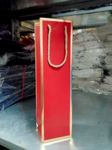 ถุงใส่ขวดไวน์ ถุงกระดาษหนา ใส่ขวด มอบเป็นของขวัญ ปีใหม่ มี5สี รุ่นใหม่ที่มีขอบทอง พร้อมส่ง