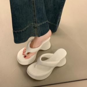[Free Shipping] Womens flip-flops with wedge heel and toe clip suitable for outdoor wear 2026 summer new style platform thick-soled high-heeled casual beach sandals