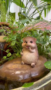 Hedgehog Holding Leaf Figurine Resins Craft Sculpture Ornament for Garden Potted Home Office Tabletop Decors Gift
