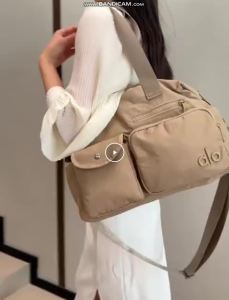 Túi xách công sở có hai túi ngoài dây đeo chéo có thể tháo rời chất liệu vải mỏng chống nhăn ALO thích hợp cho buổi hẹn chiều đi chợ thành phố.
