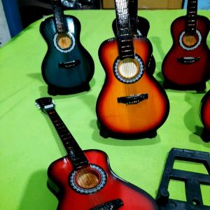 Miniatur Gitar Akustik Kayu 25 cm: Kualitas Oke & Pilihan Hadiah