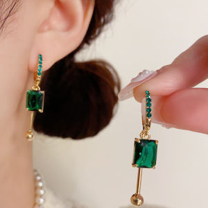 A Pair French Emerald Green Tassel Earrings Luxury Style Elegant Clip-on Statement Jewelry for Women