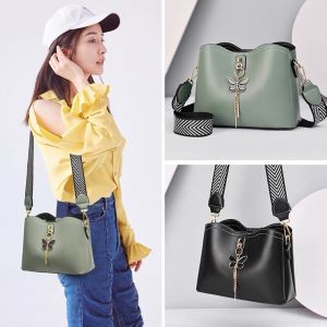 JIVIVIL กระเป๋าสะพายข้าง กระเป๋าสะพายไหล่ น้ำหนักเบา กระเป๋าทรงถัง สดใส พู่ พกพาสะดวก ของมันต้องมี! แฟชั่น หรูหรา เซอร์ไพรส์ที่โดนใจคุณแน่ๆ【ราคาต่ำ คุณภาพสูง โปรเด็ด ดีลปัง】 กระเป๋าสะพาย ธรรมดายู ขนาด 32x11x4cm