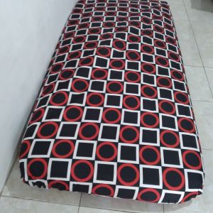 Sarung Kasur Busa Motif Geometris Gregori Warna Merah Hitam