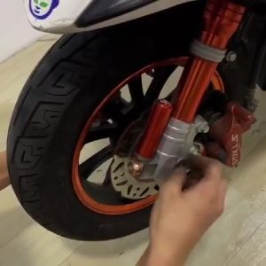 16Mm Đốt xe máy titan thanh trượt khung Nhôm Phía Trước Ngã Ba Cup Rơi Lòng Bảo Vệ sợi carbon Cho Xe Máy Xe Tay Ga