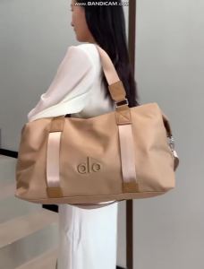 Túi thể thao ALO Yoga chất liệu nylon có thể tháo rời dây đeo dùng làm túi xách hoặc túi đeo chéo.