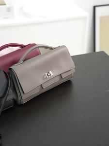 [ หนังแท้ ] กระเป๋าคลัทช์สำหรับผู้หญิง กระเป๋าถือระดับไฮเอนด์เฉพาะกลุ่ม กระเป๋าผู้หญิงหนังวัวชั้นบนสุด กระเป๋าสะพายข้างสำหรับผู้หญิง Hot