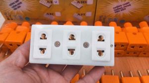 Ổ cắm nổi 3 lổ VINAKA 250v-10a khoen đàn hồi co giản đế được làm bằng hạt pvc chống cháy được nhiều người sử dụng rộng rãi