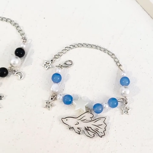 Stylish Acrylic and Alloy Fish Charm Bracelet Adjustable Bangle Fade resistant Perfect for Fashion Enthusiasts