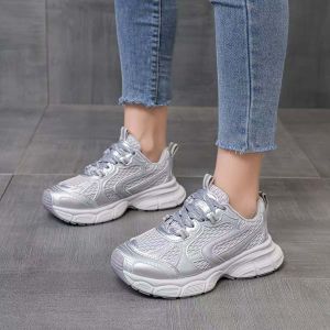 สินค้าเฉพาะจุด รองเท้าผ้าใบพื้นนิ่มลำลอง รองเท้าผ้าใบแฟชั่นผู้หญิง การออกแบบที่สะดวกสบายและระบายอากาศได้ จัดส่งภายใน 24 ชั่วโมง