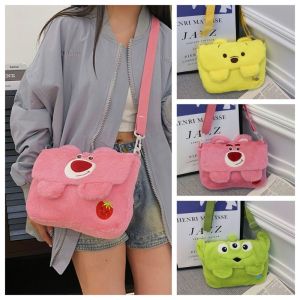YIXINA Anime Túi đưa thư hình gấu dâu tây Gấu Winnie Sức chứa lớn Túi đeo chéo hoạt hình Quà Tặng Túi xách Túi đeo vai vải nhung lông Cô Gái