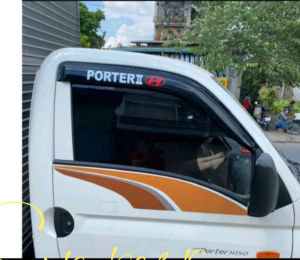 Bình xịt rửa kính/bình xịt rửa kiếng xe tải huyndai porter II/ 2 H100 mới H150hàng loại tốt
