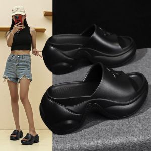 Selipar tapak tebal baharu untuk wanita pada musim panas 2024 memakai baju silang high heel muffin 9CM sejuk.