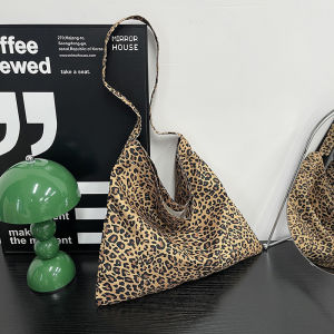 READY STOCK Cartoon Womens Handbag / Large Capacity / Knitted Fabric / Mini Tote Bag / Colorful / Matching Bag for Two / Lunch Bag / Womens CEO Bag / Colorful Knitted Handbag / Cheap Shoulder Bag / Stylish Woven Handbag