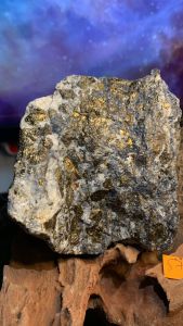 Bụi đá vàng Pyrite giàu có tự nhiên hình núi năng lượng Vũ trụ 575