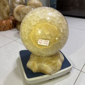 Cầu bi phong thủy đá tự nhiên đường kính 19cm nặng 11 kg  màu vàng trong thấu ánh sáng cho mệnh Kim và Thổ đá hiếm