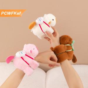 【PCWFKef】 Capybara vỗ tay Vòng Tròn Đồ chơi Tát Snap quấn dây đeo cổ tay vòng đeo tay ở lại dây xoay đuôi capybara búp bê sang trọng Vòng tay vui vẻ vòng tròn Quà Tặng