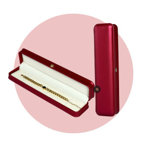 กล่องใส่เครื่องประดับรุ่นหนังpuสีแดงด้านหน้าเป็นรูปมงกุฎสีทองภายในกำมะหยี่สีครีม