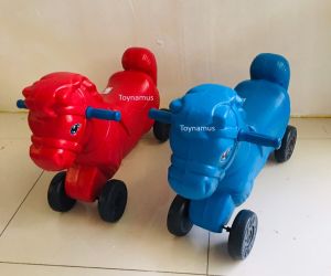 toynamus รถม้าขาไถ รีวิวดี คุณแม่ 5 ดาว รถขาไถเด็ก พลาสติกแข็งแรงทนทาน สุดๆ  มี 2 สี แดงและน้ำเงิน ช่วยฝึกกล้ามเนีือขาได้อย่า