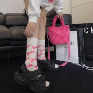 1 Đôi Tất Cổ Cao Co Giãn In Chữ barbie Màu Trắng Đen Thời Trang Thu Đông Cho Nữ [my]