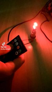 ไฟหรี่T10+รีโมท รูปแบบมือถือปรับได้เป็นรูปแบบ 2หลอด ค้างและกระพริบ บรรจุทุกรุณ์ 240V