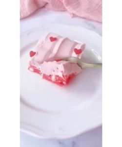 Duncan Hines Perfectly Moist Strawberry Supreme Cake Mix 432g