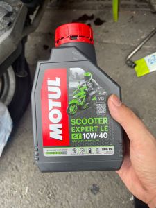 Chai dầu nhớt Motul 4T 10W-40. Tay ga