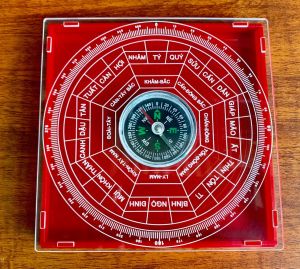 La Bàn Phong Thủy 24 Sơn Hướng Kèm La Bàn Nhỏ 4cm - Tiếng Việt