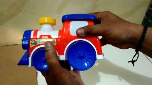 1 PCS MAINAN LOKOMOTIF KERETA API / Tanpa batre bisa nyala / kendaraan lokomotif kereta api.