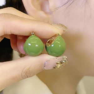 轻奢高级感果绿色耳扣耳环女简约百搭设计感清新气质耳饰 Light Luxury Senior Sense Fruit Green Buckle Earrings Women All Design Sense Fresh Temperament Earrings