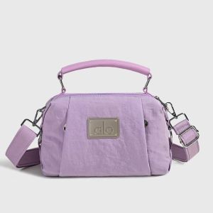 Túi xách nylon hình vuông nhỏ ALO Yoga kiểu dáng đa năng có thể đeo chéo hoặc xách tay phù hợp cho phụ nữ dùng hàng ngày.
