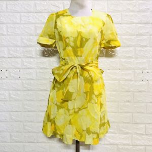 ชุดเดรสแขนสั้น คอเหลี่ยม ผ้าชีฟอง ลายดอกไม้ สีเหลือง เชือกผูกโบว์ที่เอว ซิปซ่อนหลัง ลุคคุณหนูน่ารักมาก ซับในทั้งชุด