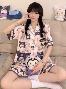 *2026 ใหม่  *ซื้อ1แถม1(แฟชั่นเสื้อยืดคอกลม)*ชุดนอนผู้หญิง ชุดนอนไซส์ใหญ่สบาย ๆ วัสดุผ้าซาตินเรียบ ๆ ลายการ์ตูนน่ารัก ๆ ใหม่มีในสต็อก