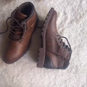 รองเท้าบูทหุ้มข้อไซส์ใหญ่พิเศษของรองเท้าผู้ชายหนังแท้รองเท้าแฟชั่นทำงานลำลองรองเท้าบูททะเลทรายฤดูใบไม้ร่วงรองเท้าเทรนนิ่งผู้ชาย