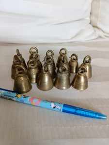 กระดิ่งทองเหลือง ขนาด เส้นผ่านศูนย์กลาง 2.5 ซม. สูง 4 ซม. 10 ลูก  850 บาท