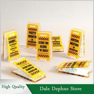 [Dale Dephne] ป้ายโต๊ะอะคริลิค ปล่อยให้ฉันอยู่คนเดียวฉันยุ่ง -ของตกแต่งสำนักงานที่น่าขบขันของขวัญสำหรับเพื่อนร่วมงานการตกแต่งห้องอเนกประสงค์