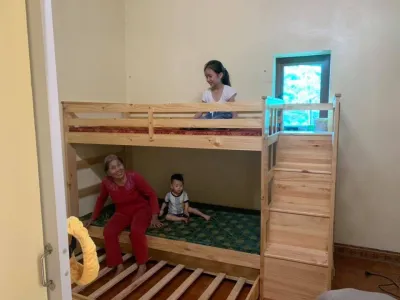 Giường 3 tầng Ali gỗ thông tự nhiên Cầu thang kết hợp 5 ngăn kéo đạt tiêu chuẩn xuất khẩu Mỹ