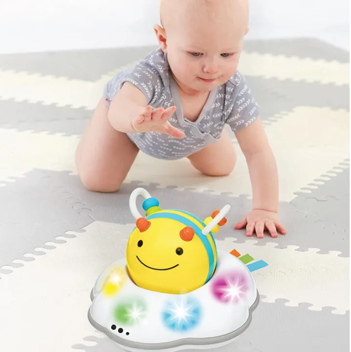 Skip%20Hop%20Explore%20&%20More%20Follow%20Bee%20Crawl%20Toy%20%E0%B8%82%E0%B8%AD%E0%B8%87%E0%B9%80%E0%B8%A5%E0%B9%88%E0%B8%99%E0%B9%80%E0%B8%84%E0%B8%A5%E0%B8%B7%E0%B9%88%E0%B8%AD%E0%B8%99%20%E0%B8%8A%E0%B9%88%E0%B8%A7%E0%B8%A2%E0%B9%83%E0%B8%AB%E0%B9%89%E0%B8%A5%E0%B8%B9%E0%B8%81%E0%B8%99%E0%B9%89%E0%B8%AD%E0%B8%A2%E0%B8%9D%E0%B8%B6%E0%B8%81%E0%B8%84%E0%B8%A5%E0%B8%B2%E0%B8%99%E0%B8%95%E0%B8%B2%E0%B8%A1%20%E0%B8%9E%E0%B8%A3%E0%B9%89%E0%B8%AD%E0%B8%A1%E0%B9%81%E0%B8%AA%E0%B8%87%E0%B9%84%E0%B8%9F%E0%B8%A3%E0%B8%B0%E0%B8%A2%E0%B8%B4%E0%B8%9A%E0%B8%A3%E0%B8%B0%E0%B8%A2%E0%B8%B1%E0%B8%9A%20-%20Image%205