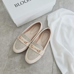 Leora Veddira - Bloomberg - Sepatu Flat Big Size Jumbo - BIG SIZE JUMBO - BS Flat - SANDAL BIG SIZE JUMBO - Sepatu Big Size Jumbo - Sandal Big Size Jumbo Wanita - Sendal Dewasa Perempuan