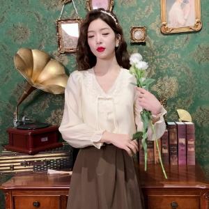 Ammin 2024 Mùa Xuân Cổ Điển Tinh Tế Cắt-out Ren V Thời Trang Thêu áo choàng hoa Phụ Nữ Nhẹ Nhàng Cổ Điển Khóa đĩa thiết kế tua tay áo dài áo blouse thanh lịch