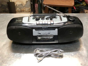 Đài Cassette Sony B5S vỏ hơi cũ hát tốt AM và băng cassette chỉ bị hư FM