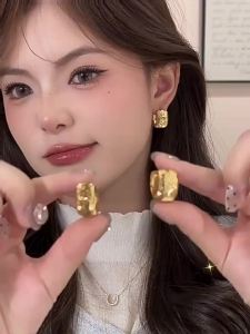 🔥Hit product🔥时尚金色条纹耳扣精致简约小众设计耳环2026新款爆款耳饰女简约Fashionable gold striped ear buckle exquisite and simple niche design earrings 2026 new popular earrings for women simple