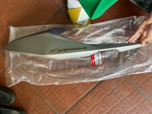 Ốp hông xe Winner X chính hãng Honda.(giá là 1 cái)