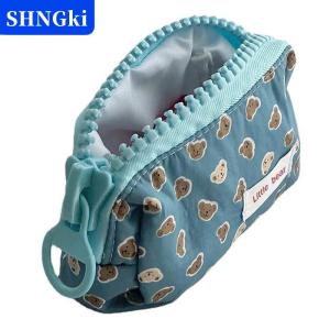 [COD] 🔥🔥🔥SHNGki Phim Hoạt Hình Gấu Mỹ Phẩm Lưu Trữ Túi Phụ Nữ Mùa Đông Trang Điểm Tổ Chức Với Dây Kéo Lớn Văn Phòng Phẩm Túi Bút Chì Trường Hợp 2024 Quà Tặng