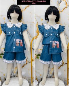 Setelan Jeans Denim Labubu Anak Perempuan Usia 3-12 Tahun | Pakaian Anak Cewek Baju Kemeja Denim Lengan Pendek Bahu Rempel Variasi Krah Renda Motif Labubu Kombinasi Celana Jeans Pendek Renda | Setelan Labubu Viral Denim Anak Cewek Model Terbaru